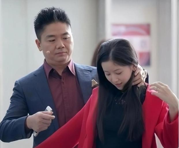 刘强东携娇妻国外浪漫度假，章泽天尽显时尚，夫妻恩爱超吸睛刘强东，京东的掌舵人，