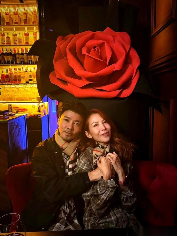 刷到张晋蔡少芬这张18周年的照片，我愣了三秒。妈呀，这才是婚姻里最顶级的“炫富