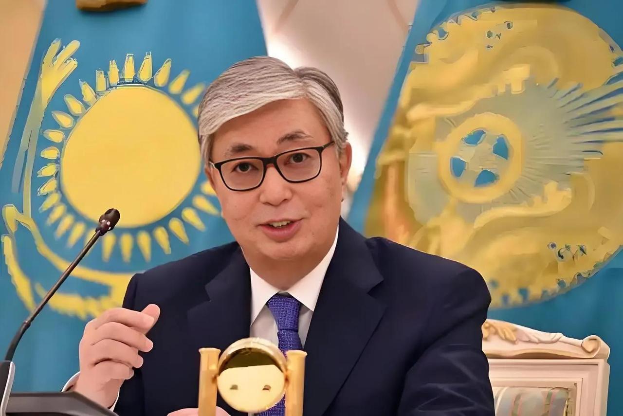 美国突然给哈萨克斯坦加税25%，只因它不肯把稀土卖给美国，哈总统托卡耶夫直接摊牌