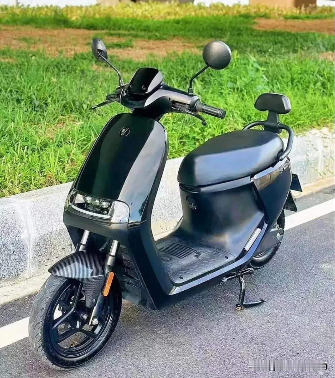 关于电动车的速度，本人觉得太快和太慢都不可取，就拿普通人通勤上班来说，如果太慢，