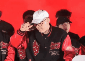 虽然说要感谢最努力的球员，但是你说完感谢球员就当众跪下给球员磕一个，铜梁龙这批小