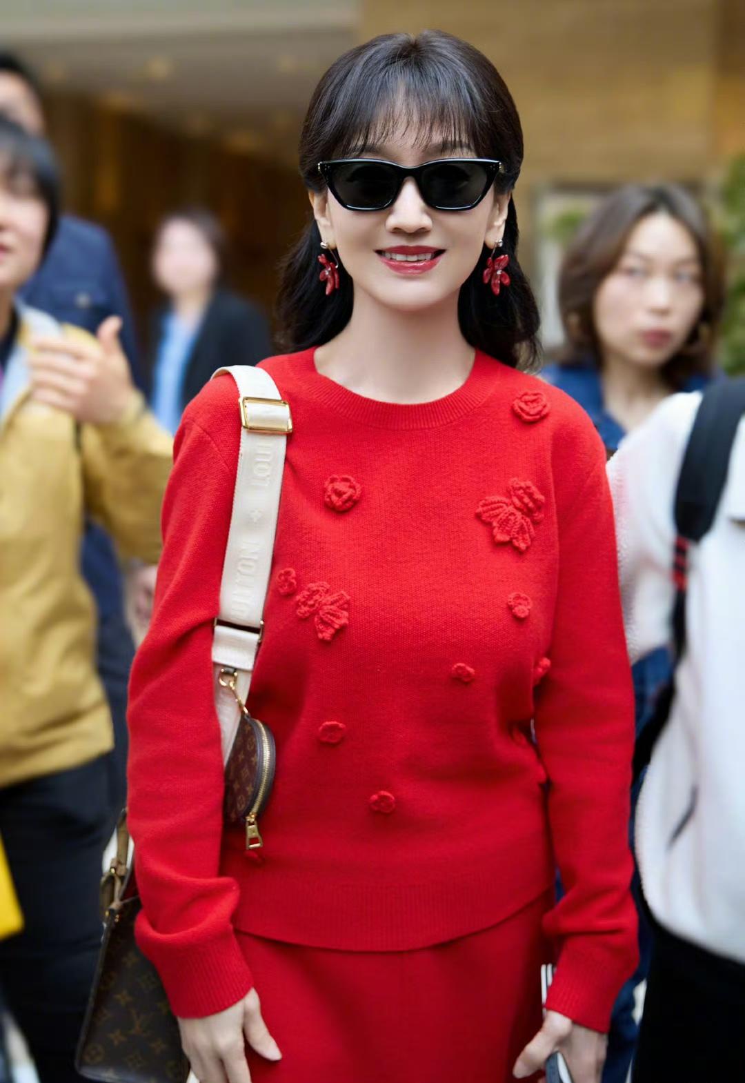 赵雅芝姐姐你可真敢穿呀……4月16日12:49，赵雅芝在个人账号晒出了一组