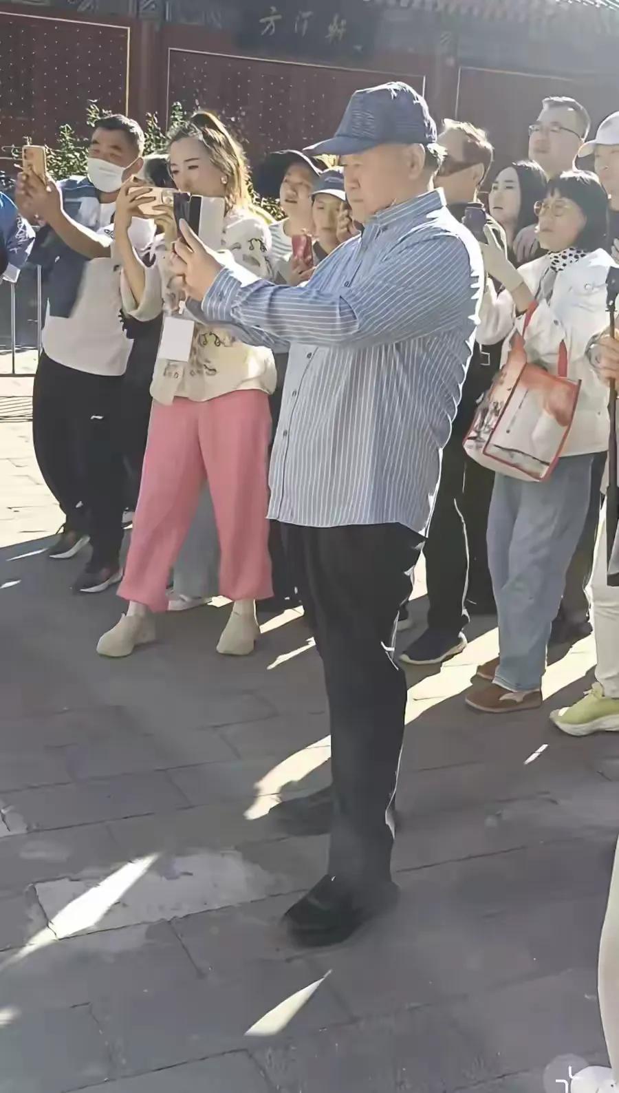 国庆假期，莫言现身地坛公园。七十一岁的莫言，精神矍铄，身体状态相当不错，步履矫