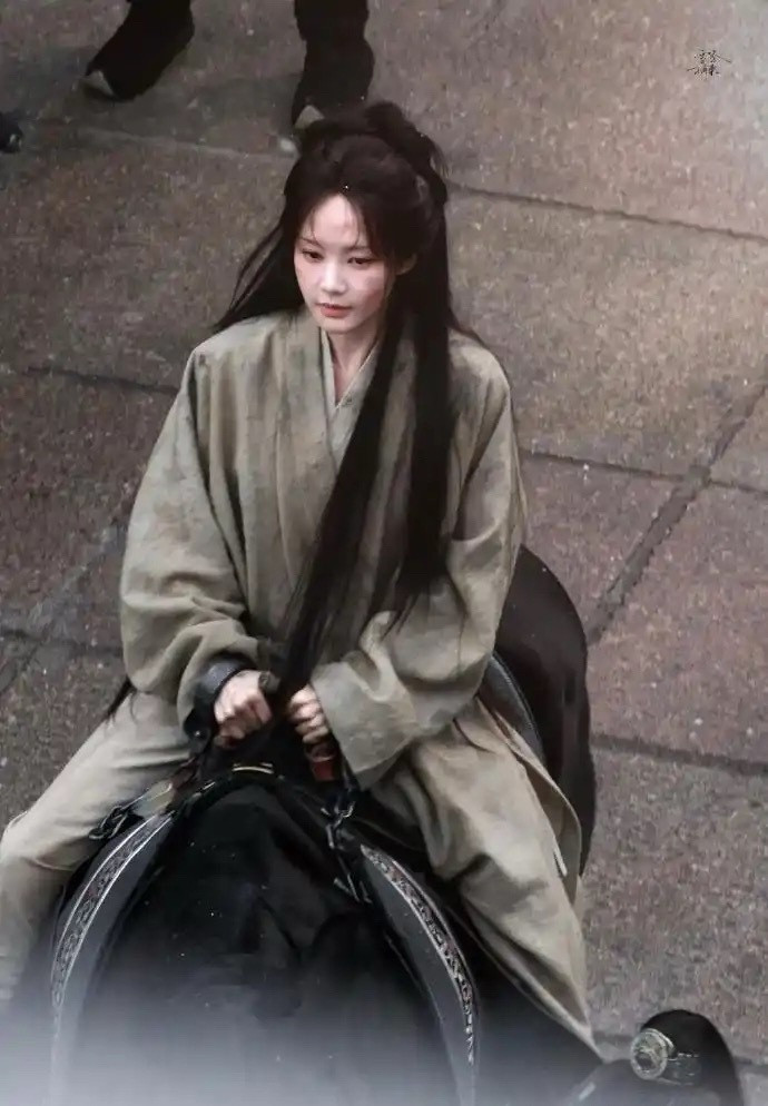 绝了！李一桐穿囚服演《金枝》陈雀儿！近日曝光的9张路透照引发热议。照片中她身着古