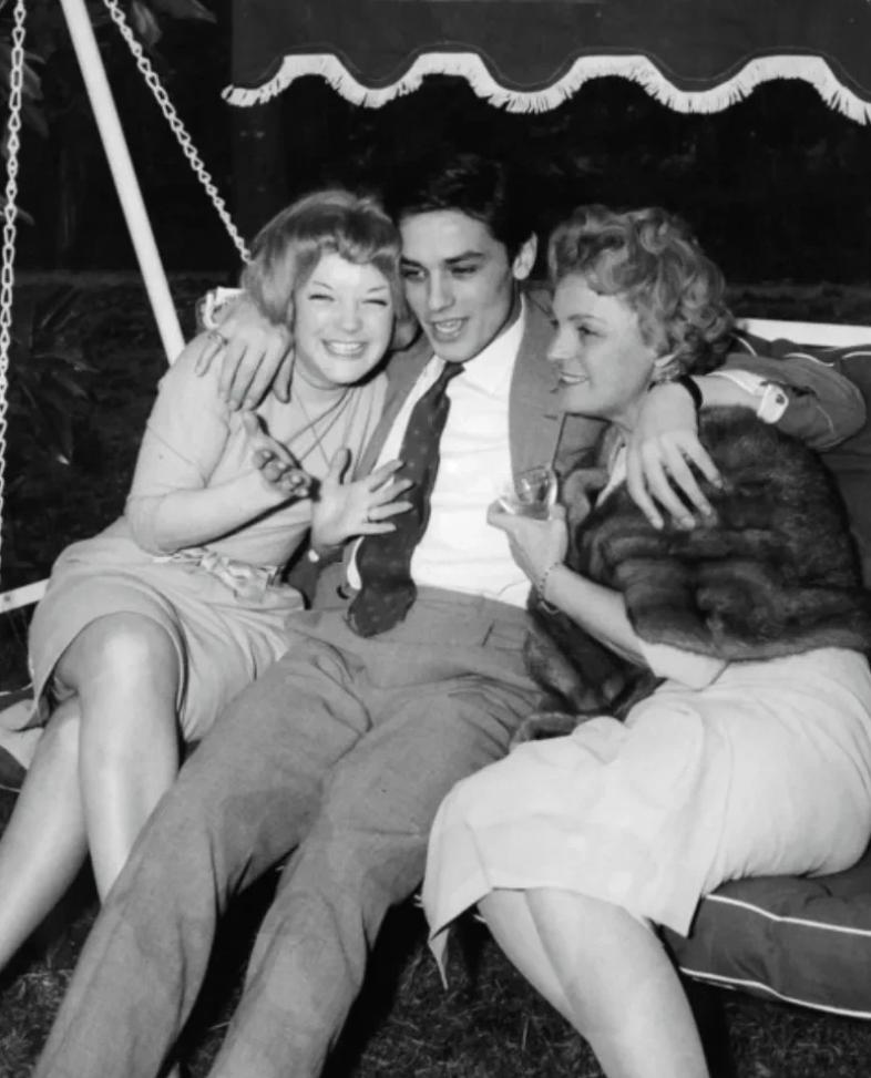 1959年3月20日，阿兰德龙最风光的时刻。他和“茜茜公主”罗密施耐德订婚了