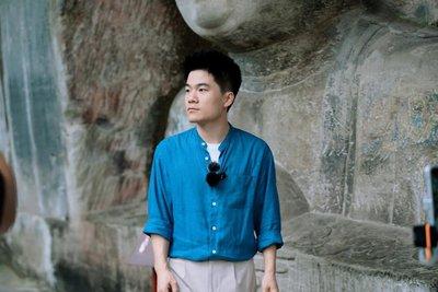 一天，记者问董宇辉：“张雪峰到底靠不靠谱？”董宇辉笑着说：“我不够资历随意评论