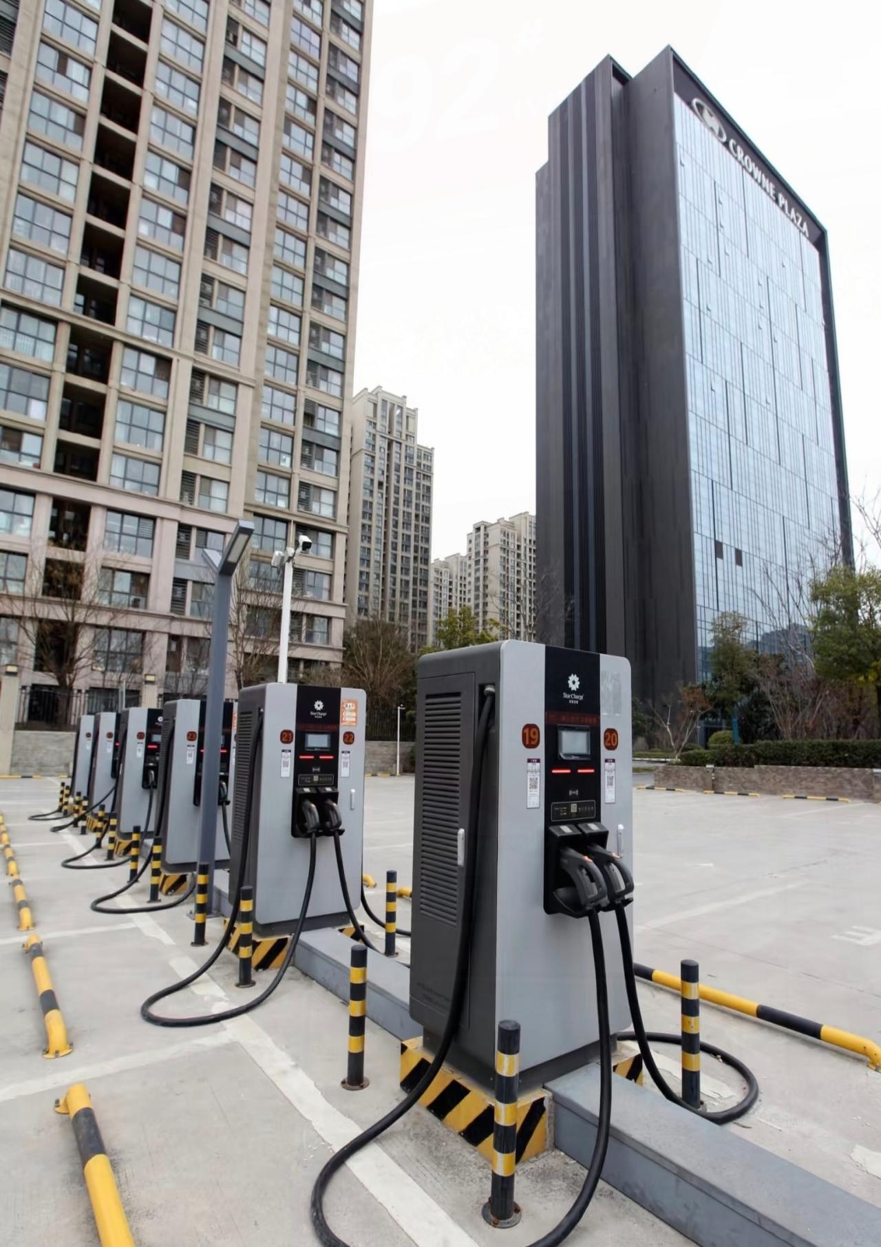 这下好了，想换电车的人该傻眼了！不是电车涨价了，而是全国的油价都下调了，而