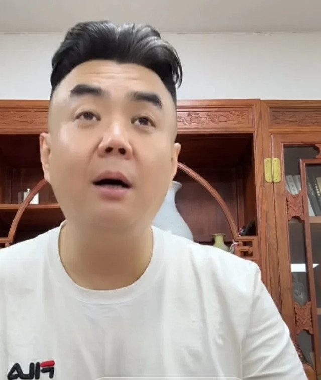 刚才看到高兴社班主张伯鑫直播非常有意思，有粉丝问张伯鑫你商演会卖完票吗？张伯鑫说