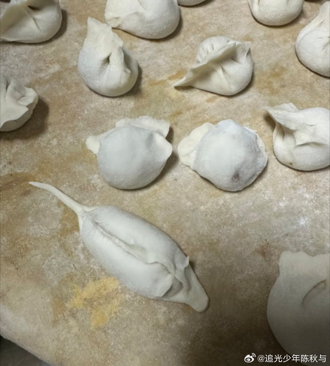 大学生灵机一动做家务就这样偶尔帮家里人做饭也不错就是再包下去的话我可能要提前结束