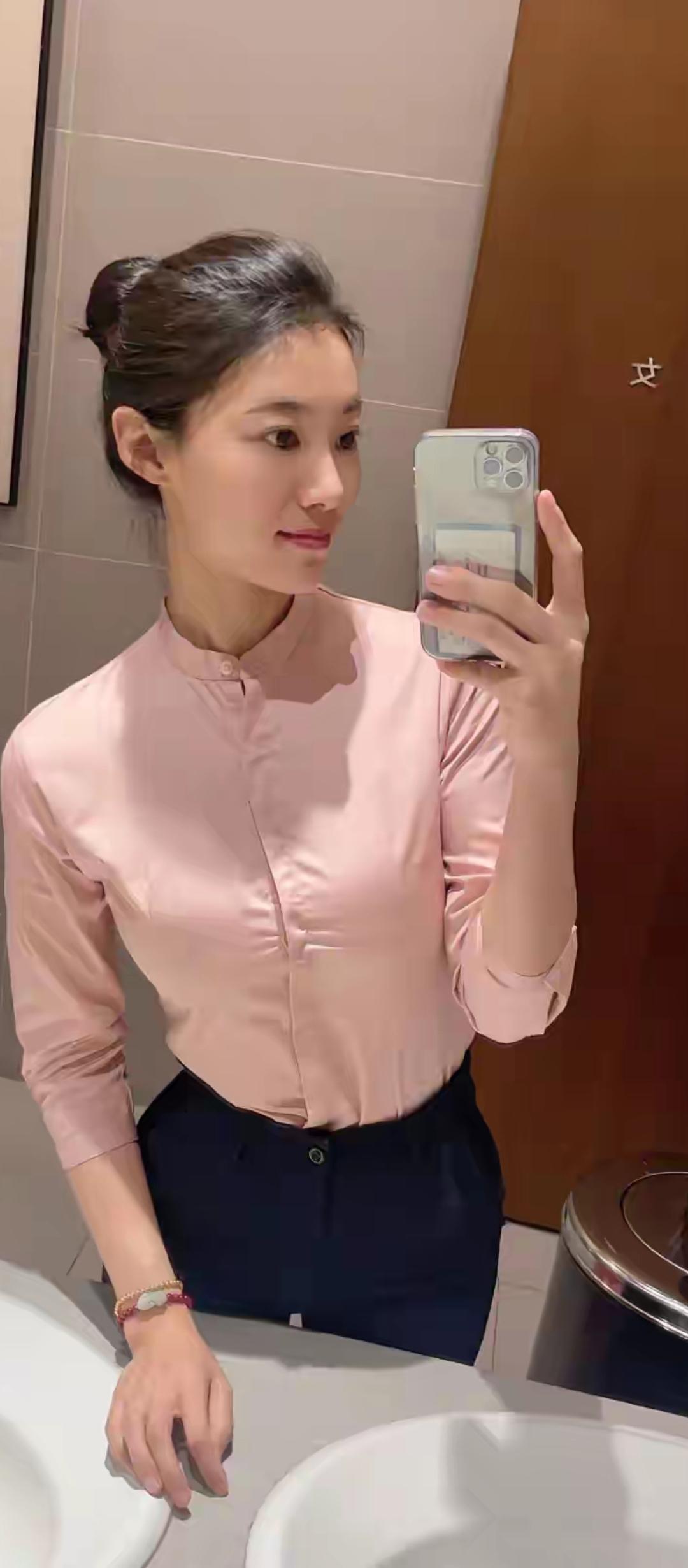 粉嫩衬衫搭配深色裤子，元气满满的一天！💕✨