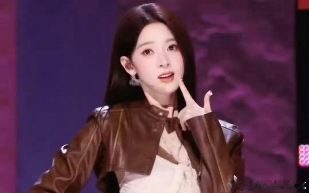 陈瑶工作室送孩子上学既视感陈瑶被工作人员护在身边慢慢往前走，安安静静不闹腾，这不