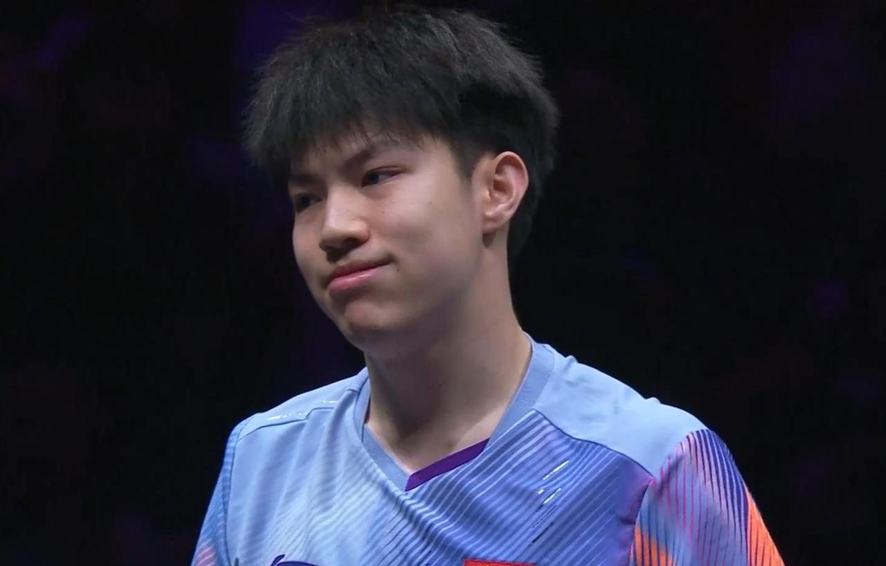 突发！黄友政崩溃，一拍子将球打到球桌上！第一局周启豪10:6拿到局点，黄