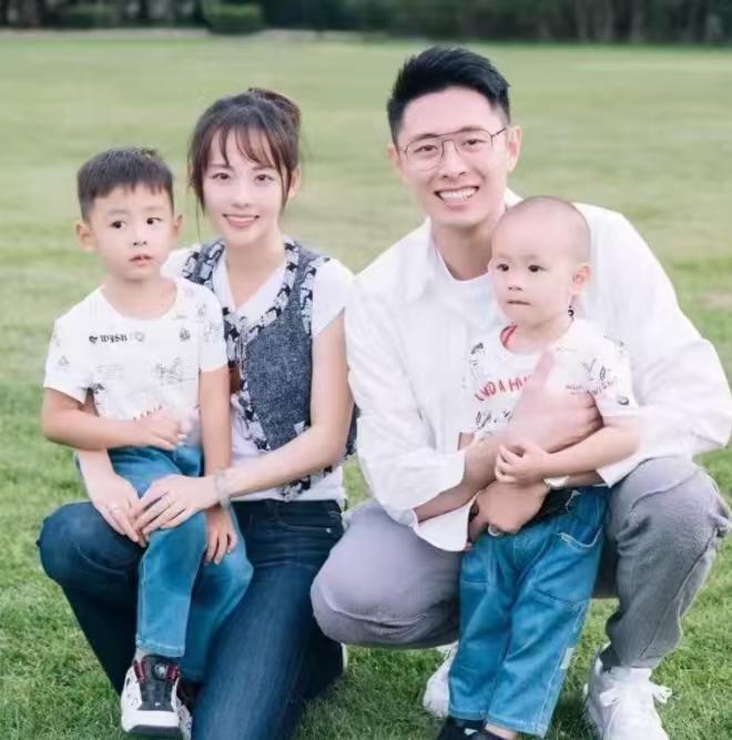 永远不要怀疑豪门选儿媳的眼光。买超父母对张嘉倪百般挑剔，把邵晴捧成宝。不是因为张