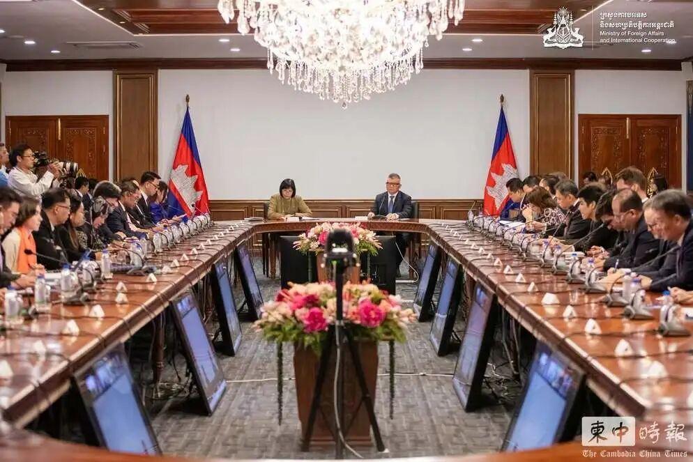 谁能想到，柬埔寨首相洪马奈，直接把桌子给掀了。 他干了上任以来最狠的事：一口