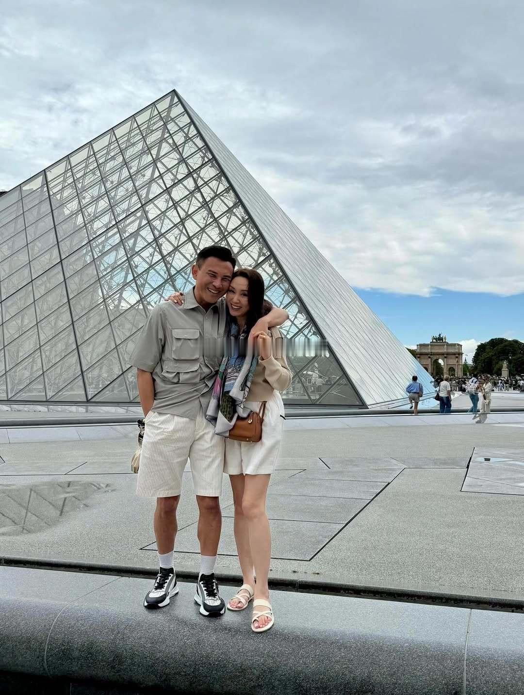郭可盈一家三口巴黎旅游​​​