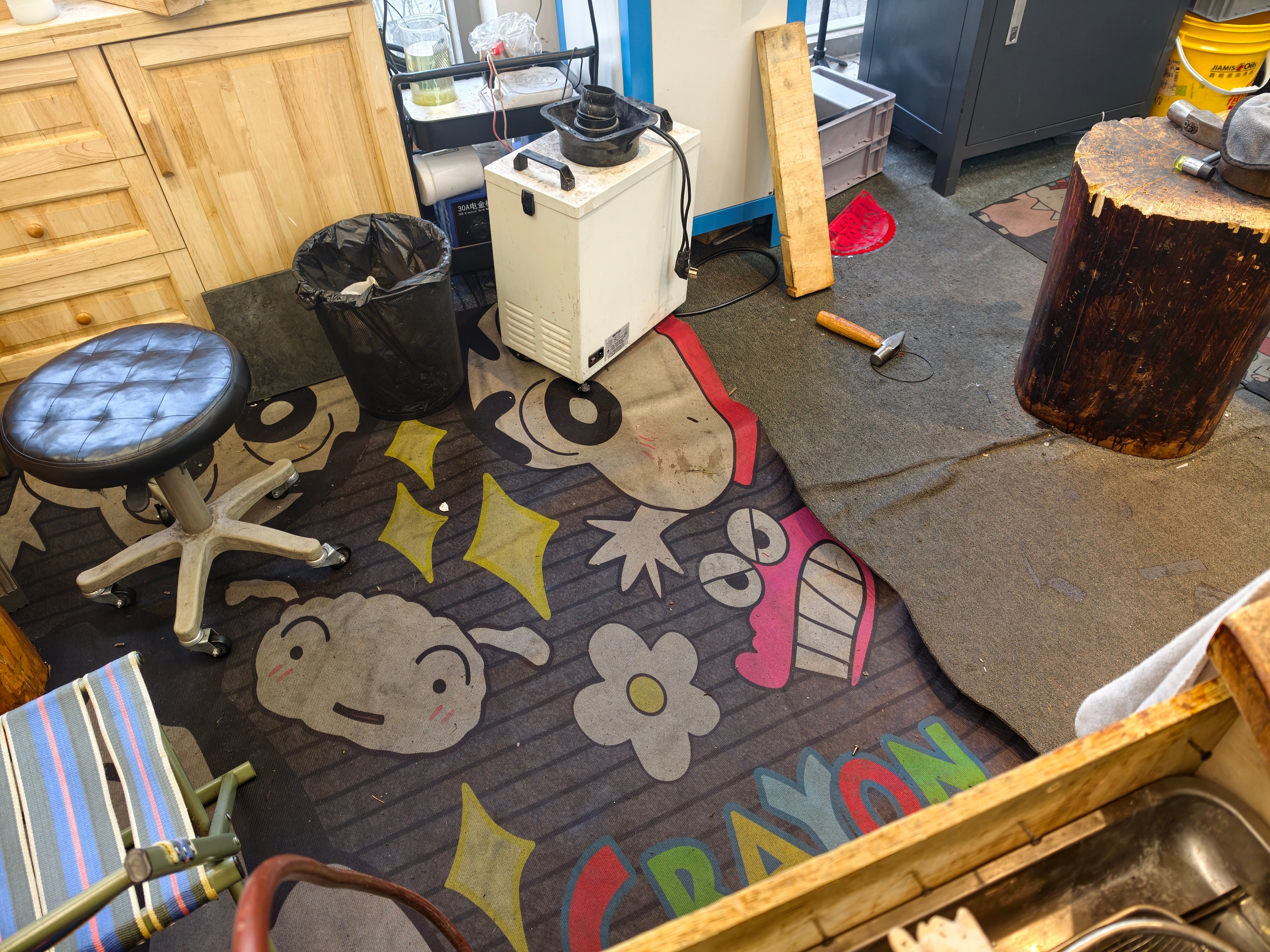 今天去了趟打金店，老板说去年他们的地毯卖了10多万地毯直接烧掉有专门提纯收的。全