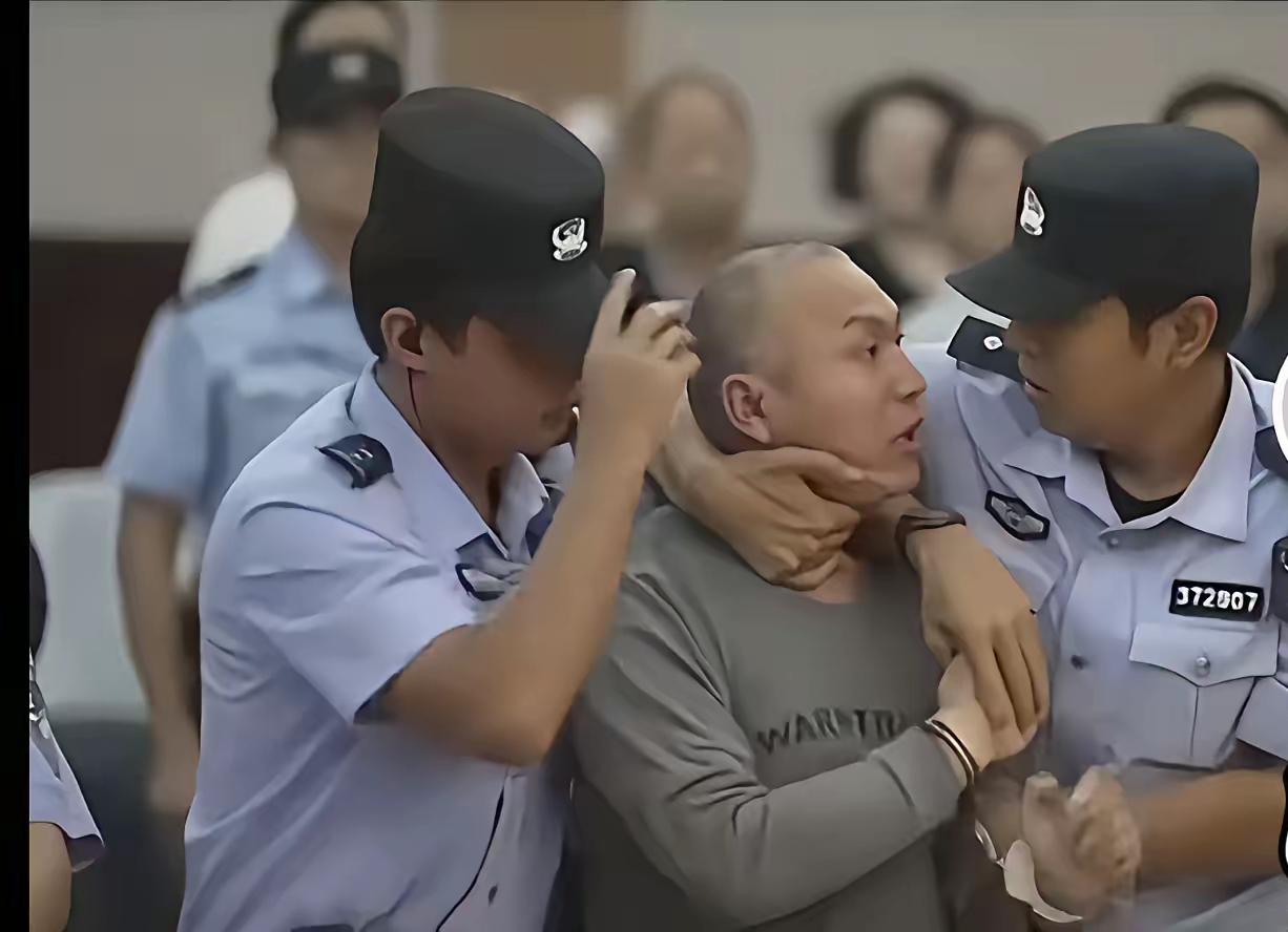 昨晚看姜甲儒案庭审，气得攥紧拳头！人贩子都被证据砸脸上了，还敢在法庭上咆哮，对着