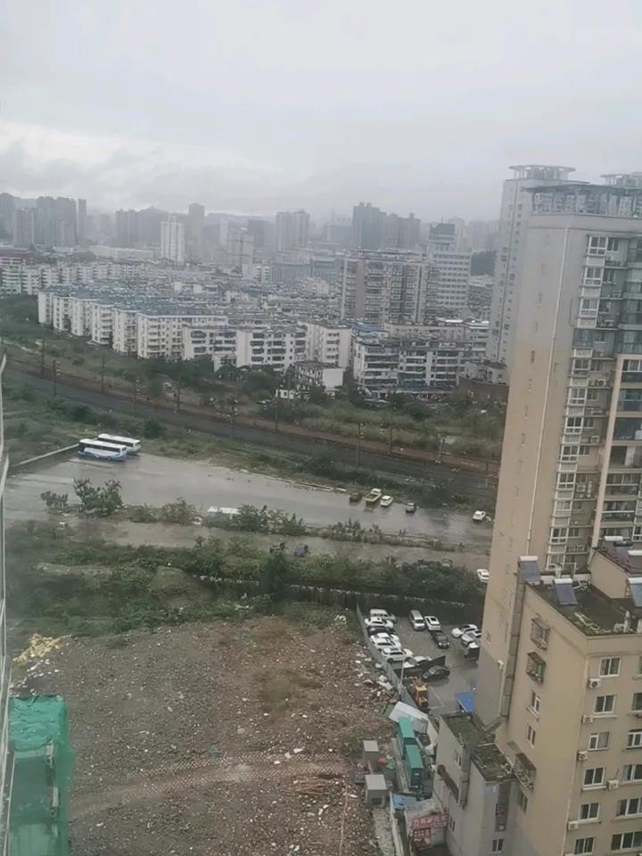 暴雨来了，停工了，安静了。连绵细雨一个多月，房子后边的工地，日夜哐当、哐当…