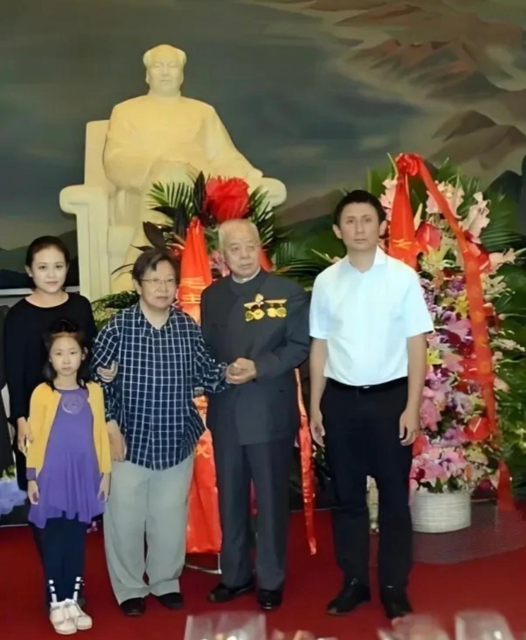 李讷在毛主席塑像前合影时，两个人搀扶着她也要求站起来，这是对父亲的敬重。这张