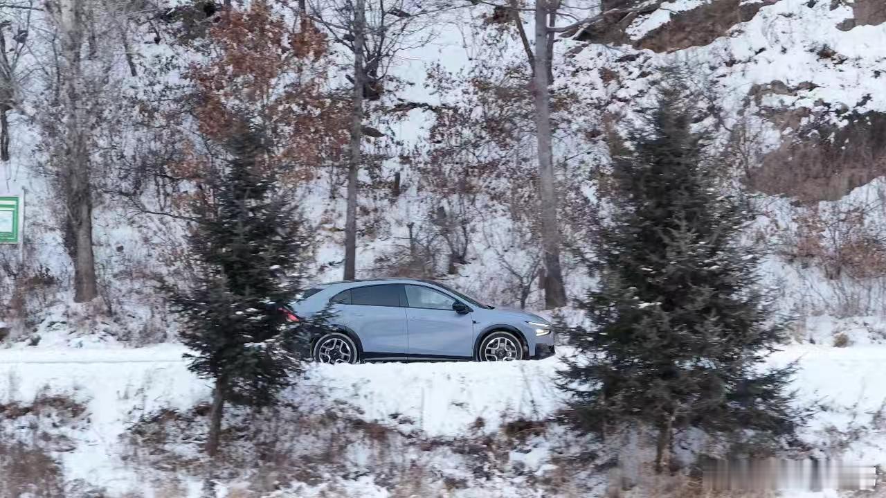 太帅了太帅了，增程版G7在雪地里驰骋的感觉帅呆了。想不到小鹏G7连雪地都能拿捏，