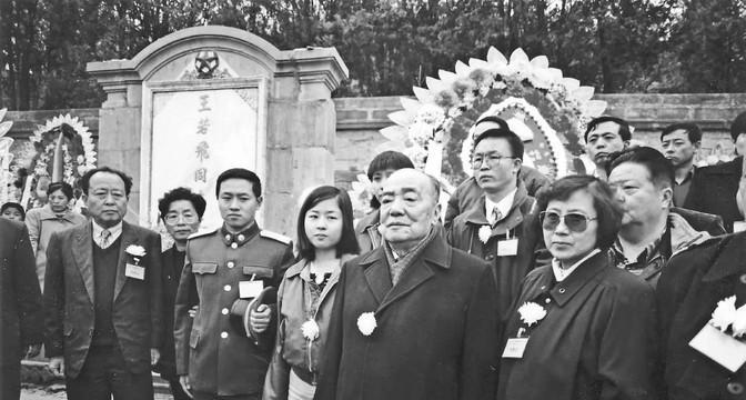 1996年4月7日，89岁高龄的杨尚昆不顾年迈，专程坐飞机来到延安，只因先前接到