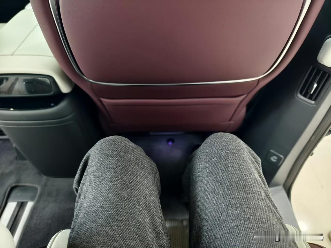 第一时间去看了小鹏X9超级增程，试驾车还没到，现在只能看静态，聊聊感受。先说