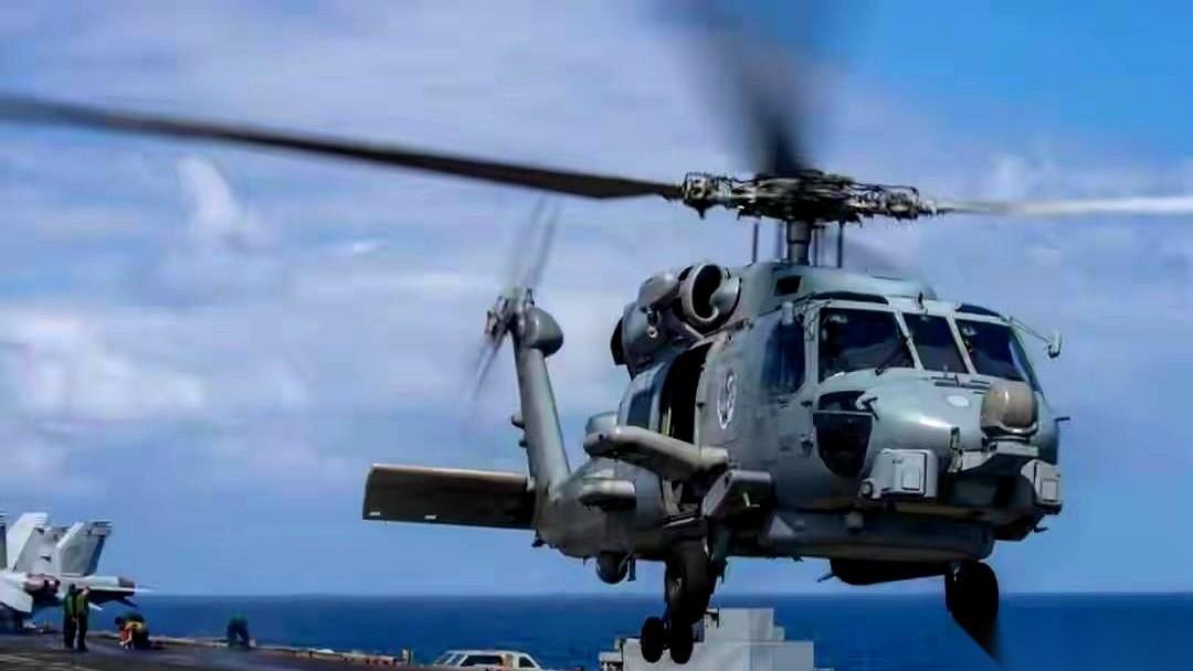 一个小时，掉了两架。就在南海。老美的。这事儿就挺……魔幻的。以前掉一架，总