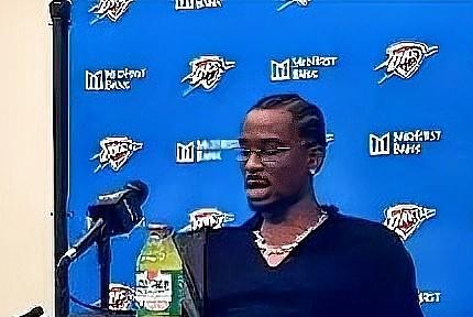 亚历山大彻底被马刺打服了！近日NBA常规赛圣诞大战，马刺客场以117-102击