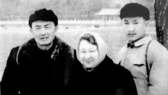 1962年5月，编译局副局长陈昌浩回乡探亲，武汉军区司令陈再道上将率领几百名老战