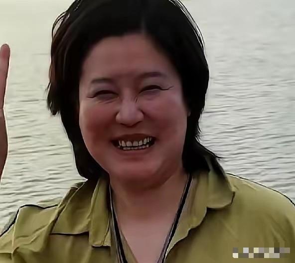 🌞要是没人提醒，打死我也不敢信。眼前这个挤着眼睛、双下巴若隐若现的短发大姐