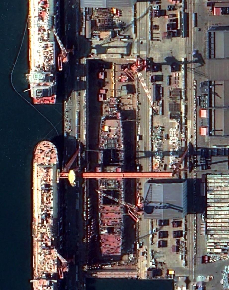 舰艉合拢进度刷新记录舰艉分段已全部合拢，再建就顶到干船坞闸门了，现在龙门吊