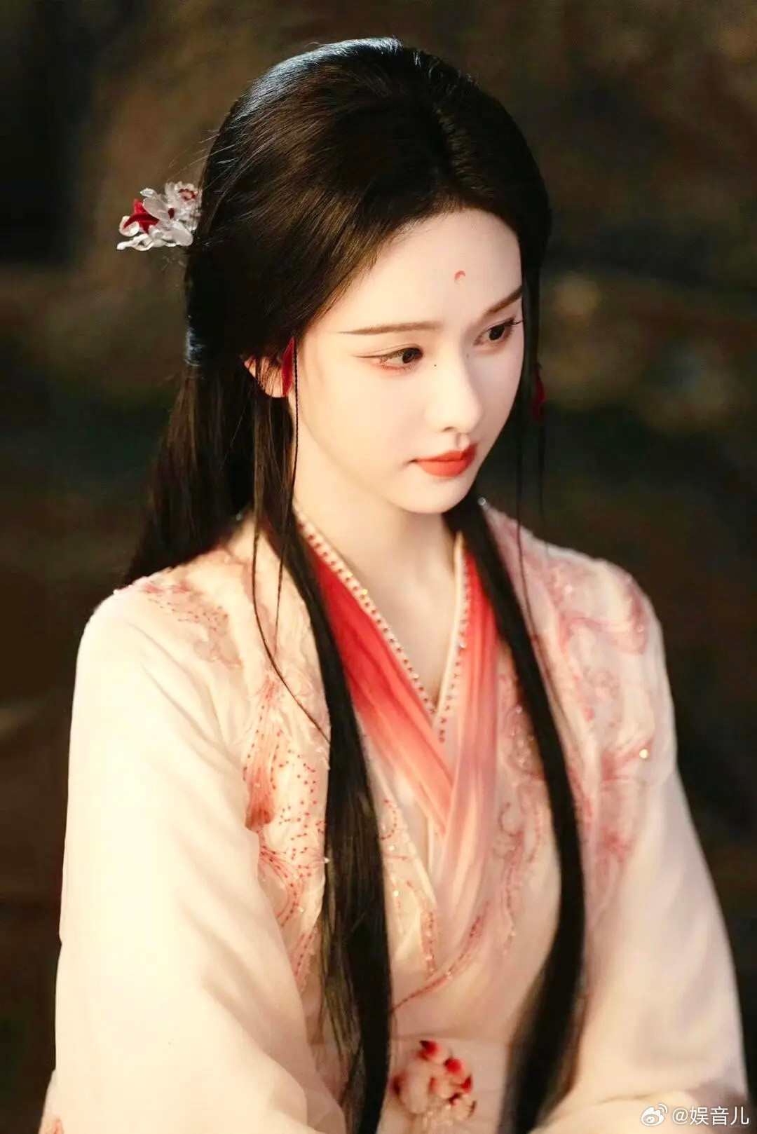 谁懂啊！陈都灵《月鳞绮纪》这造型直接封神了！真的被陈都灵在《月鳞绮纪》里的造型美