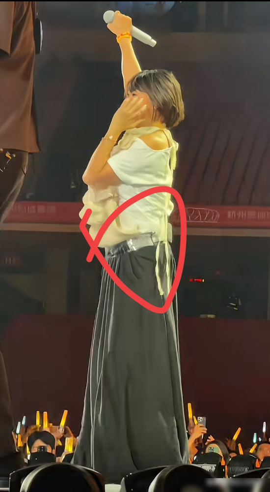 孙燕姿天津站摔了，原因居然是脚变小了。鞋原本很合脚，一上台松了，拐个弯就崴，左右脚接连抽筋。她事后的
