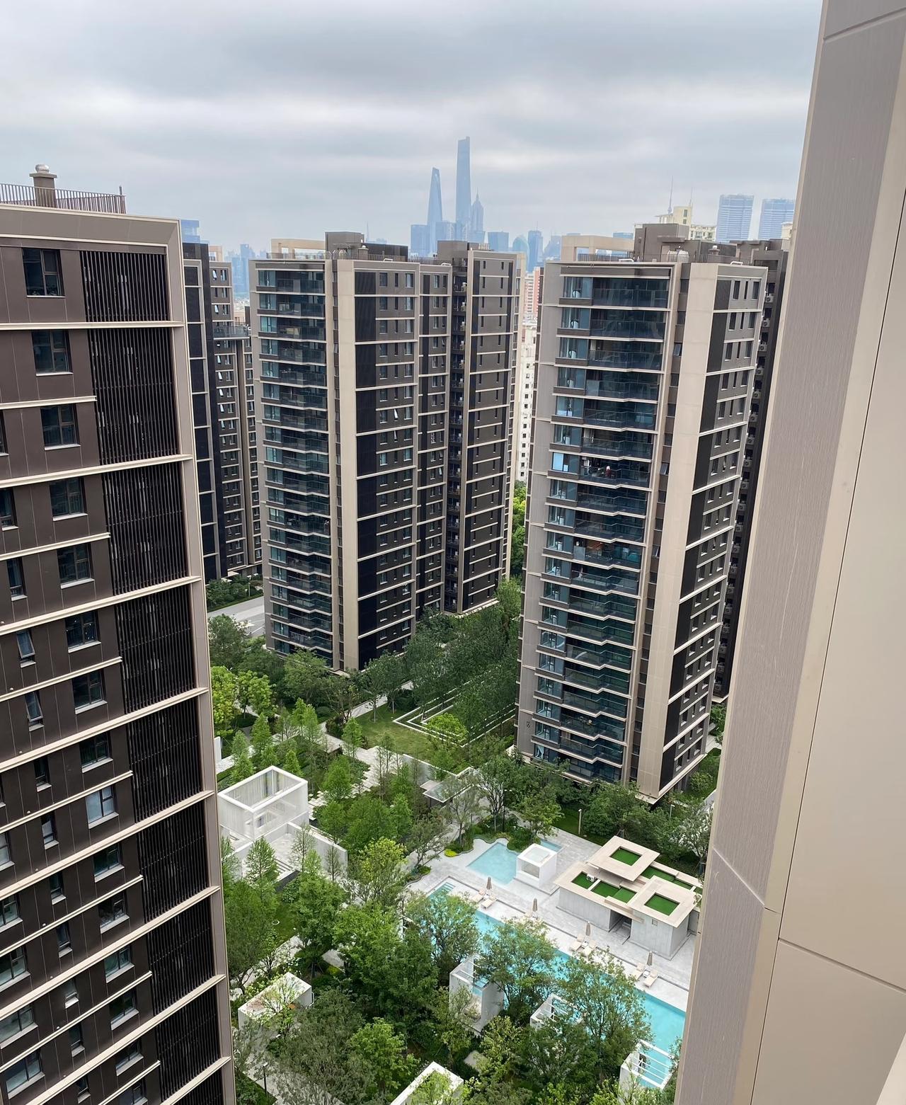 37岁的小玲和老公刚刚买了新房，每月贷款2600元，小玲为了缓解家庭负担，