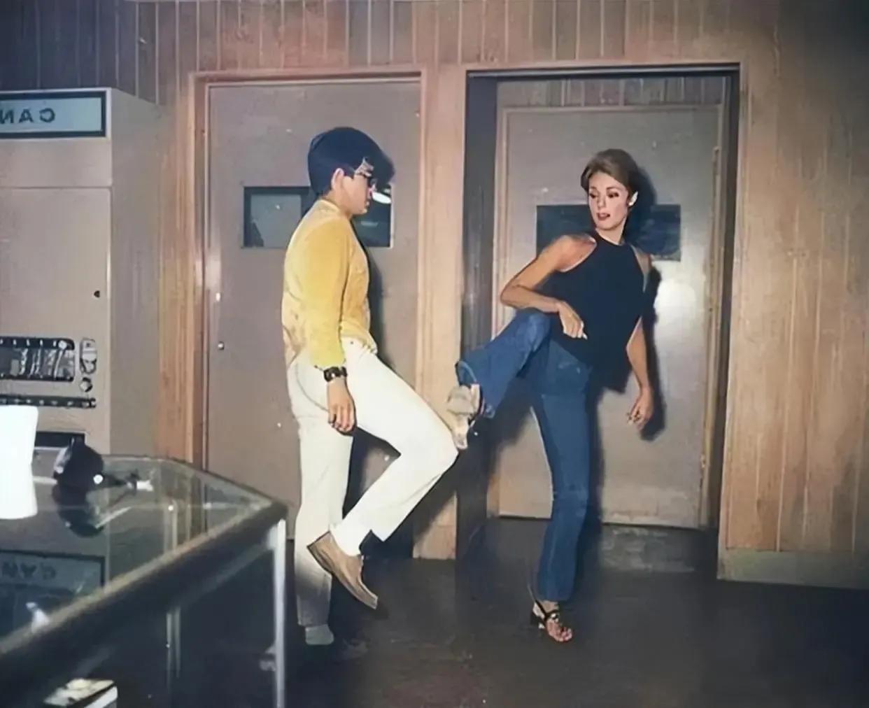 1969年，空气中弥漫着血腥味，身怀六甲的好莱坞女星沙朗塔特在家中被害。她身