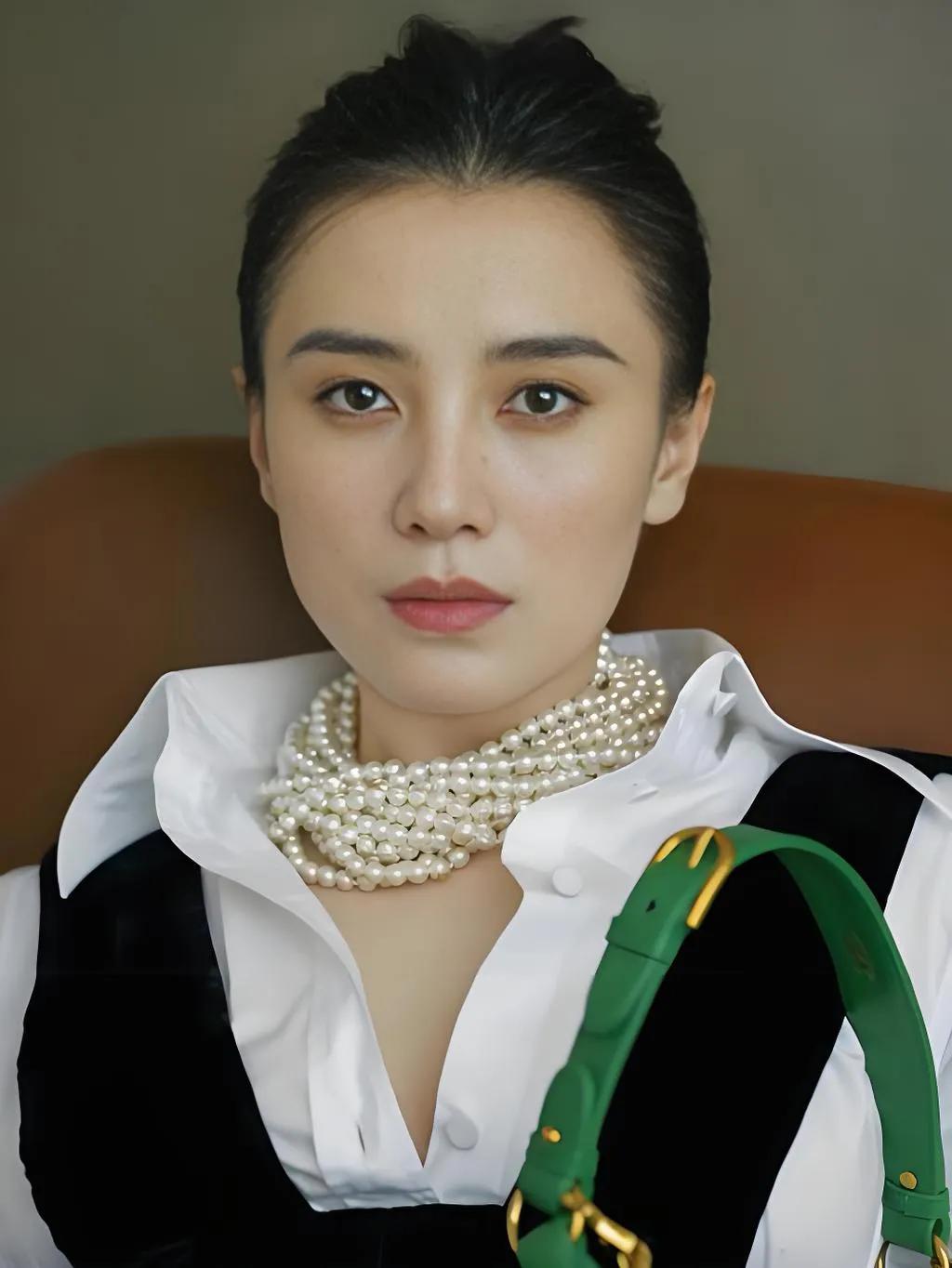 宋佳这组晒图质感太绝随性松弛自带电影滤镜完全是行走的氛围感大片不刻意摆拍也
