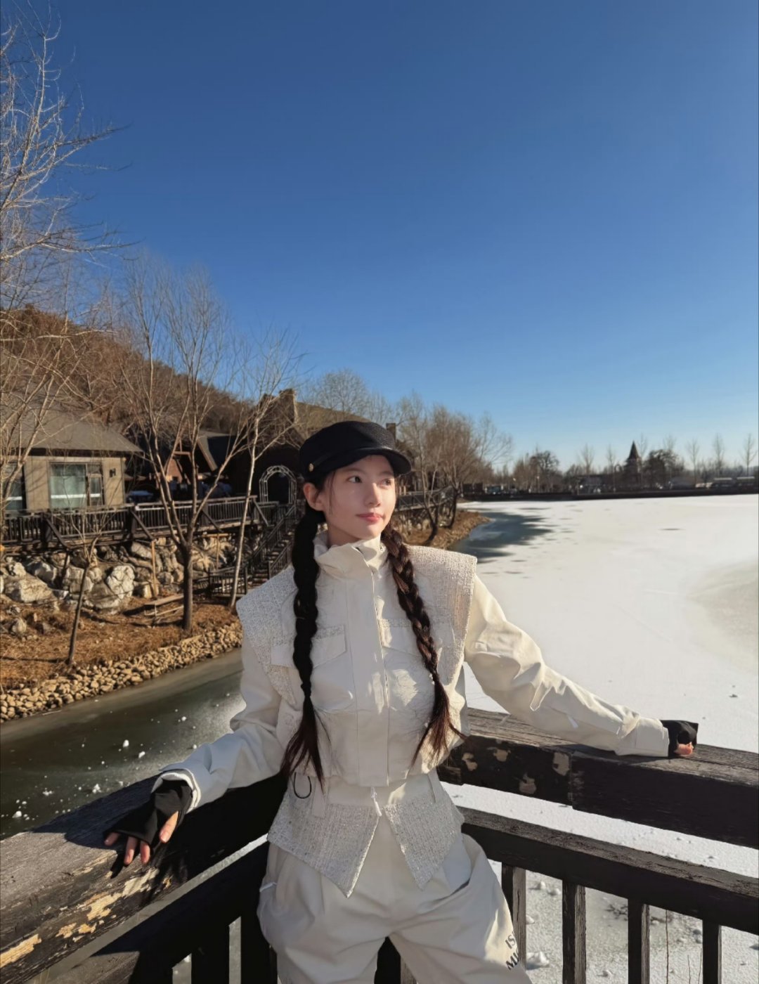 刘萌萌好美，我也好想去尝试滑雪⛷️不过滑雪穿彩色一点的衣服更安全哦