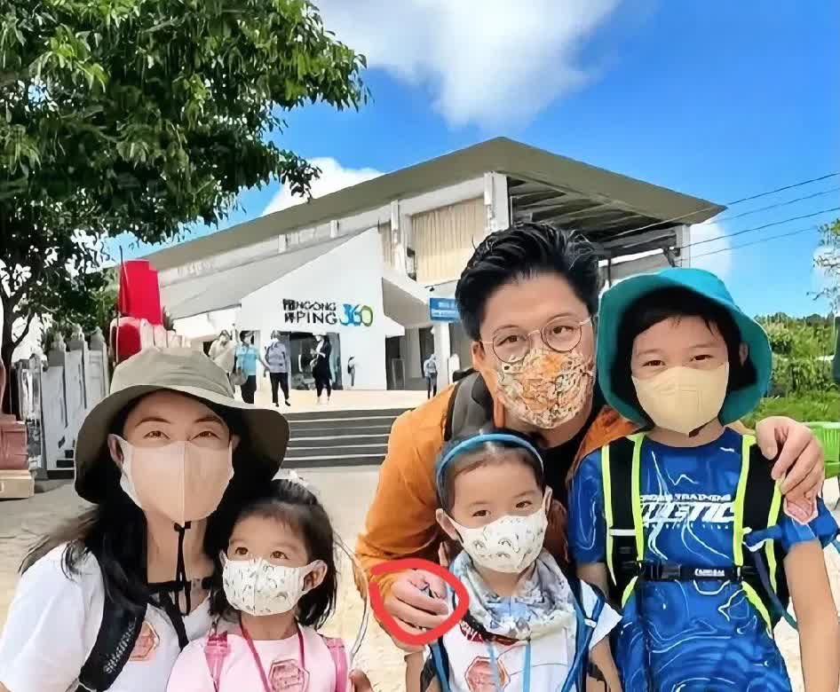 郭晶晶甩出“刷卡失忆症”名场面时，全场倒吸冷气的瞬间，何尝不是戳破了豪门婚姻的滤