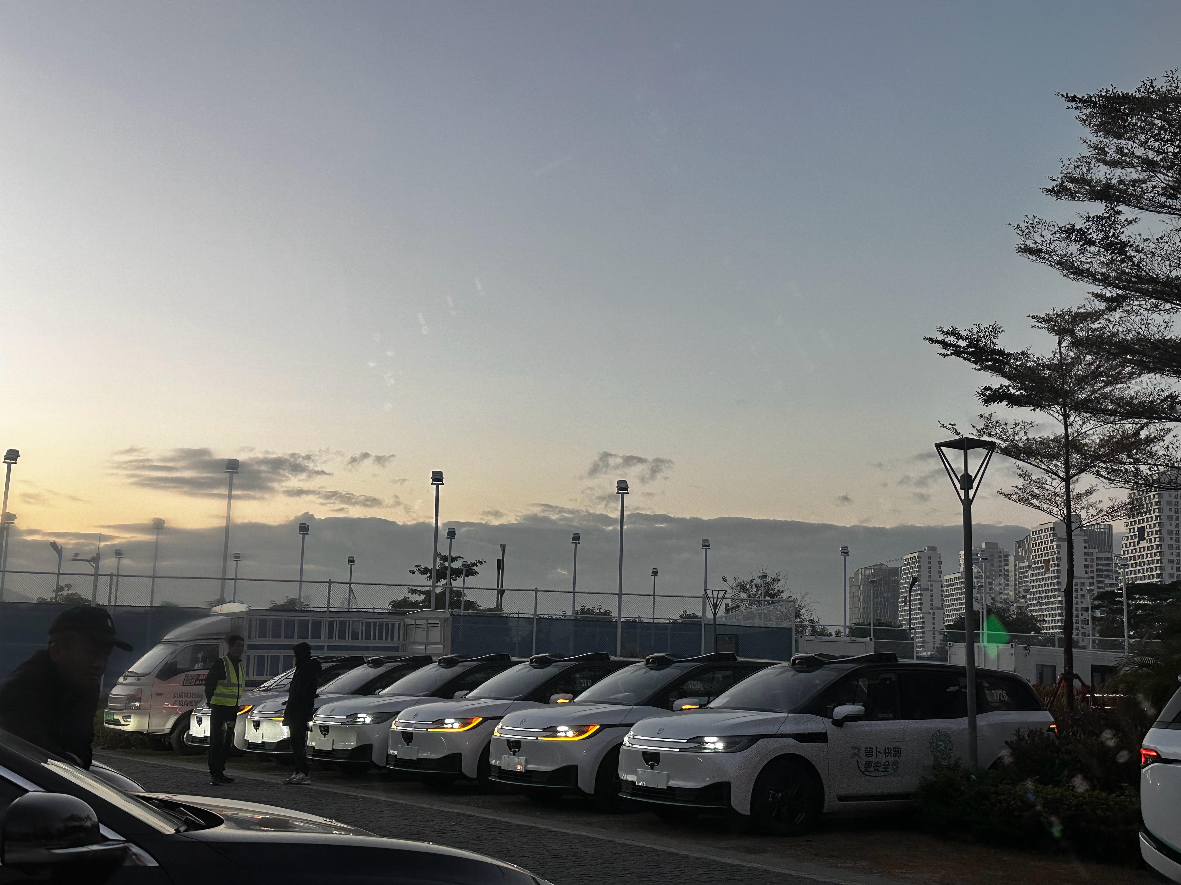 三四十台萝卜快跑，一直双闪中…