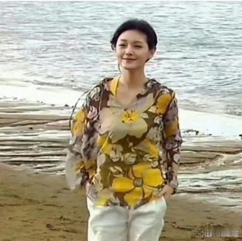 大S以前老稀罕这种风格衣服了，别人穿就灾难，她穿上可老美了，绝！