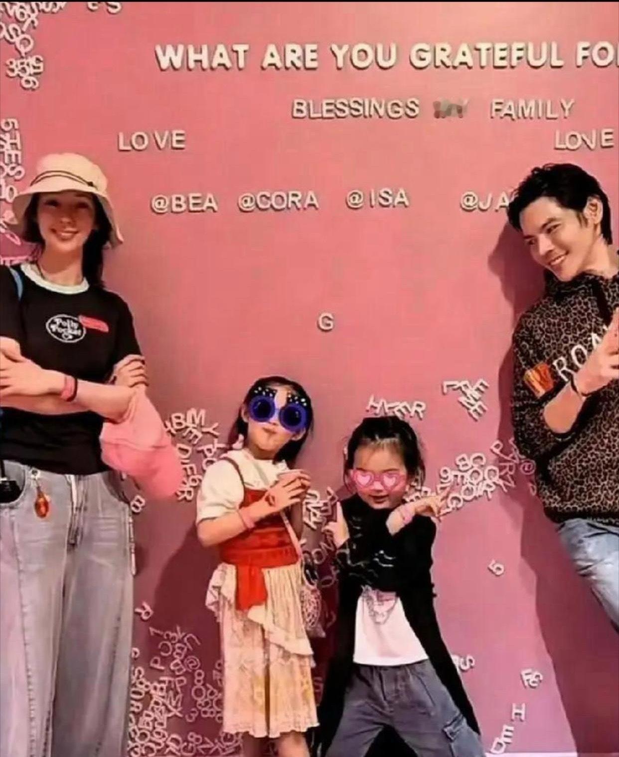 向佐发了张一家四口的合照，老婆和俩娃都出镜了，两个孩子个子长得好快，小儿子留的长