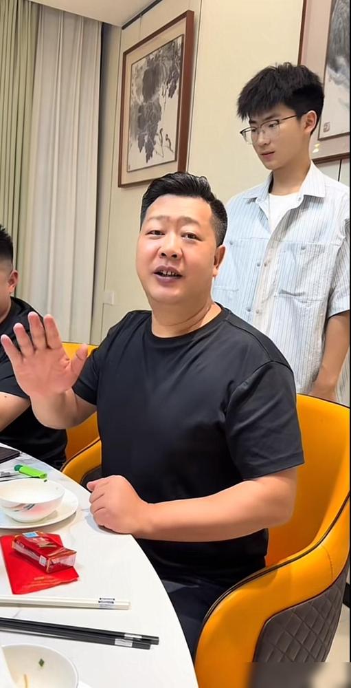 张大炮落魄了，15000元一斤的毛尖茶叶，他是喝不到了，如今喝茶炮哥都得自己花钱
