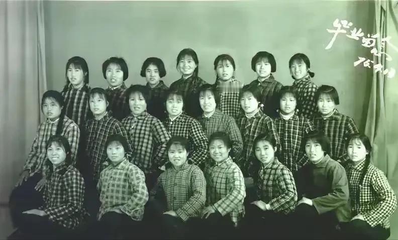 笑死我了，这张老照片我压箱底四十多年了，今天拿出来给人看，居然有人张嘴就说"这