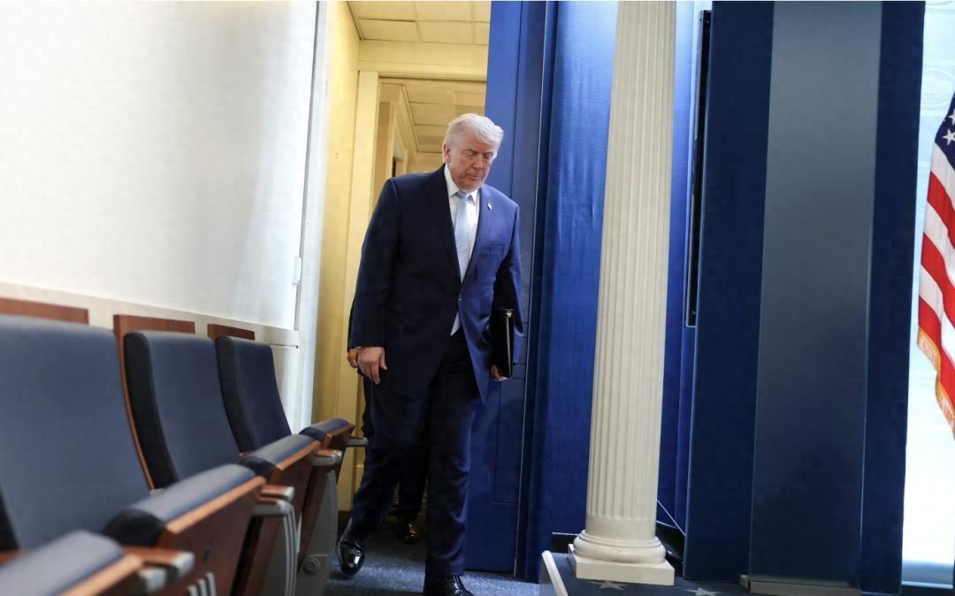 谁能想到，平时把“硬汉”人设挂在嘴边的超级大国大当家，竟然在国家陷入开战边缘的最