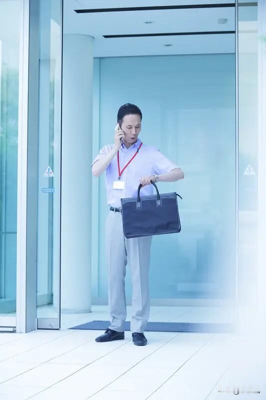 上班盼退休，退休念上班有人四处奔波，托尽人情到处找工作，只求一份安稳收入；