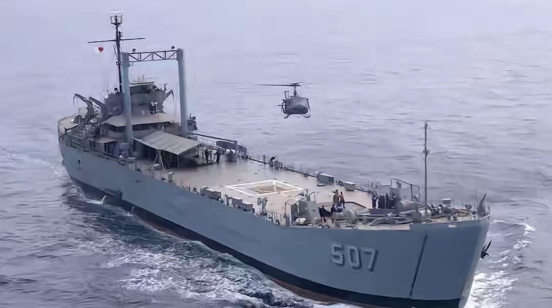 5米，就差一点点就撞上了。3月25号，南海中业岛边上，菲律宾那艘快散架的“本