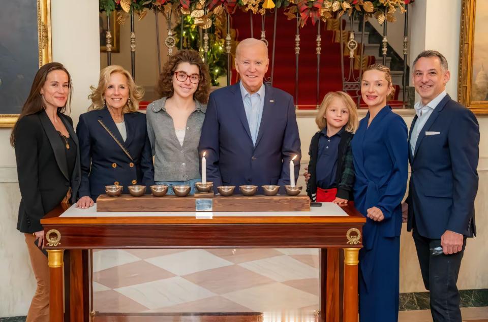 考了好成绩被父母表扬的时候。