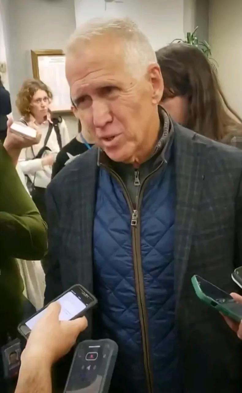 CNN报道，当地时间27日，共和党籍参议员汤姆.迪力斯，在接受采访时表示，国土安