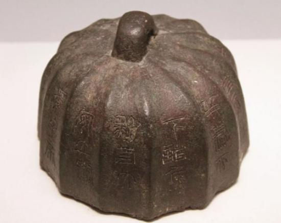 1998年，甘肃秦安，一农妇卖掉了家里的猪毛，连秤也送了人，丈夫:“你个败家娘们