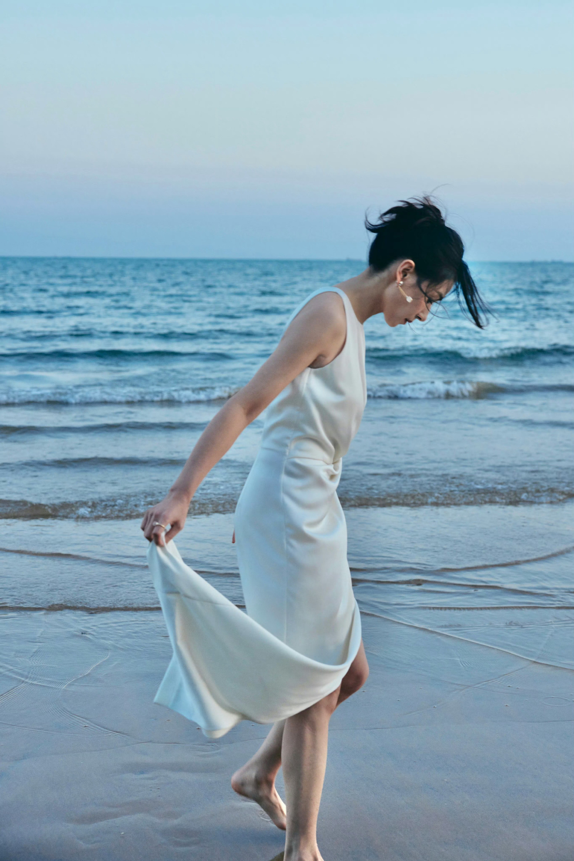 万茜好明媚的一张脸万茜不但笑起来好看，而且身材也好棒呢，海滩白裙穿搭真好看。万